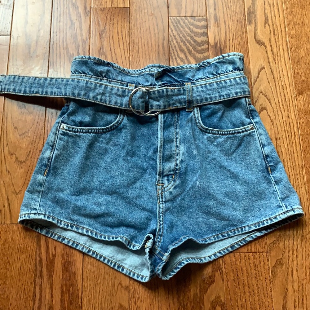 Super cute button up paper bag short!!